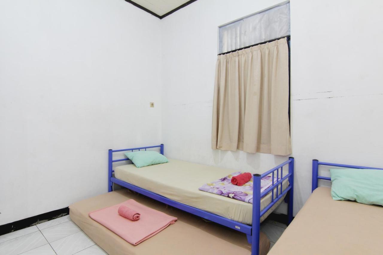 Arjuna Hostel Semarang Exterior photo