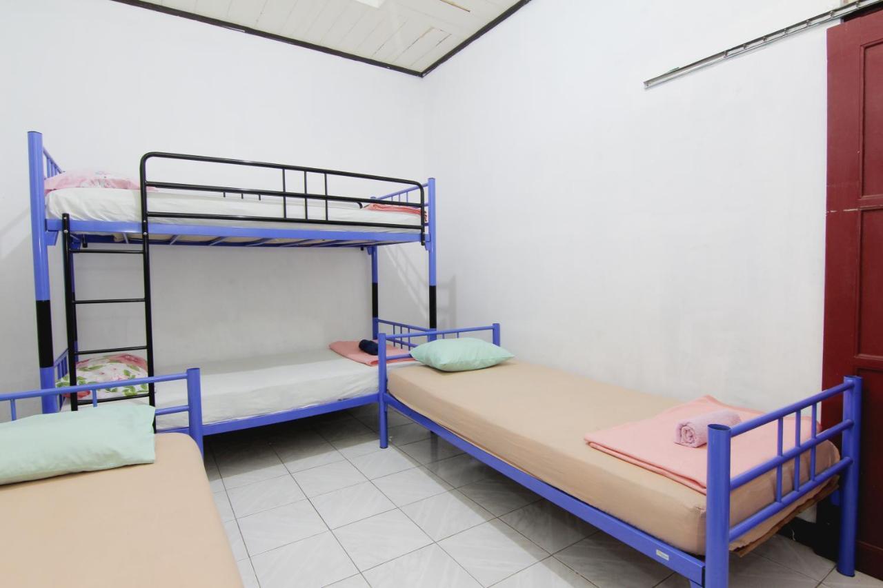 Arjuna Hostel Semarang Exterior photo